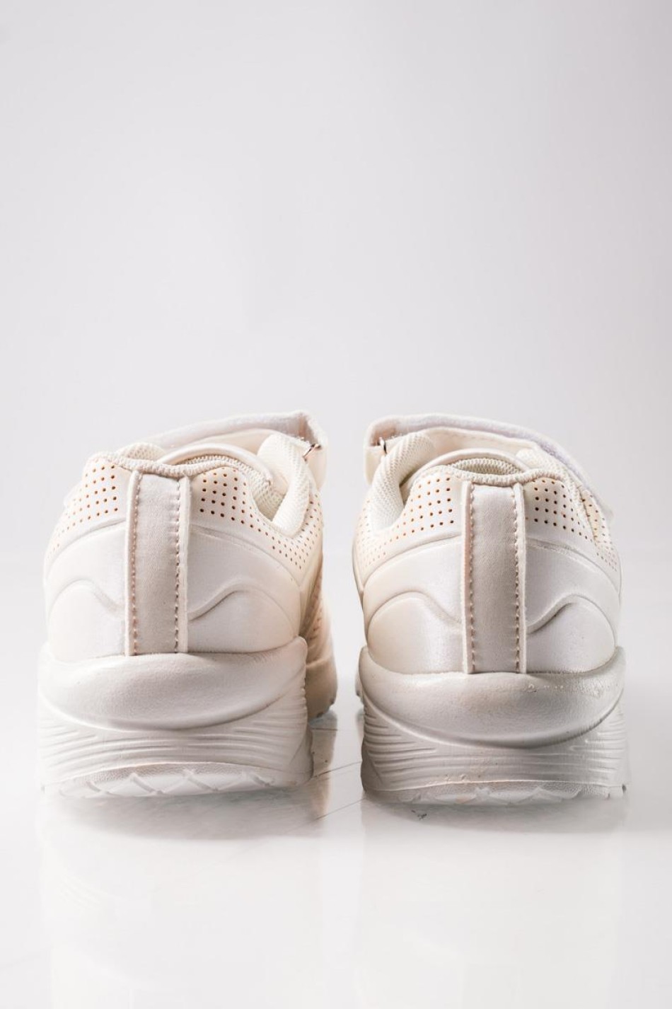 Sneakers για κορίτσια με κούμπωμα velcro και ελαστικά κορδόνια ΑΣΠΡΟ Sneakers για κορίτσια με κούμπωμα velcro και ελαστικά κορδόνια ΑΣΠΡΟ