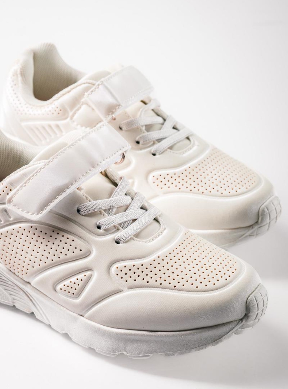 Sneakers για κορίτσια με κούμπωμα velcro και ελαστικά κορδόνια ΑΣΠΡΟ Sneakers για κορίτσια με κούμπωμα velcro και ελαστικά κορδόνια ΑΣΠΡΟ