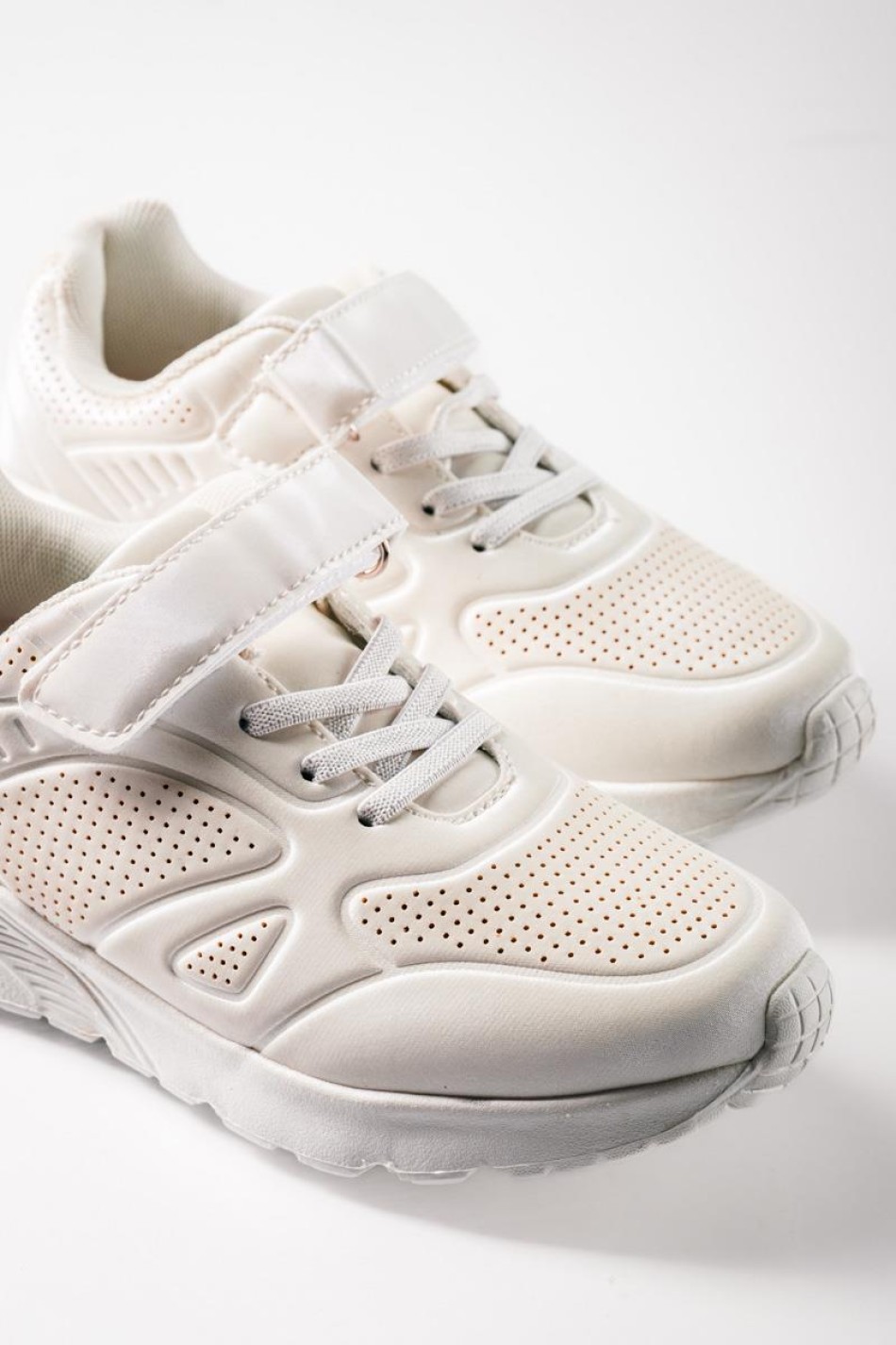 Sneakers για κορίτσια με κούμπωμα velcro και ελαστικά κορδόνια ΑΣΠΡΟ Sneakers για κορίτσια με κούμπωμα velcro και ελαστικά κορδόνια ΑΣΠΡΟ