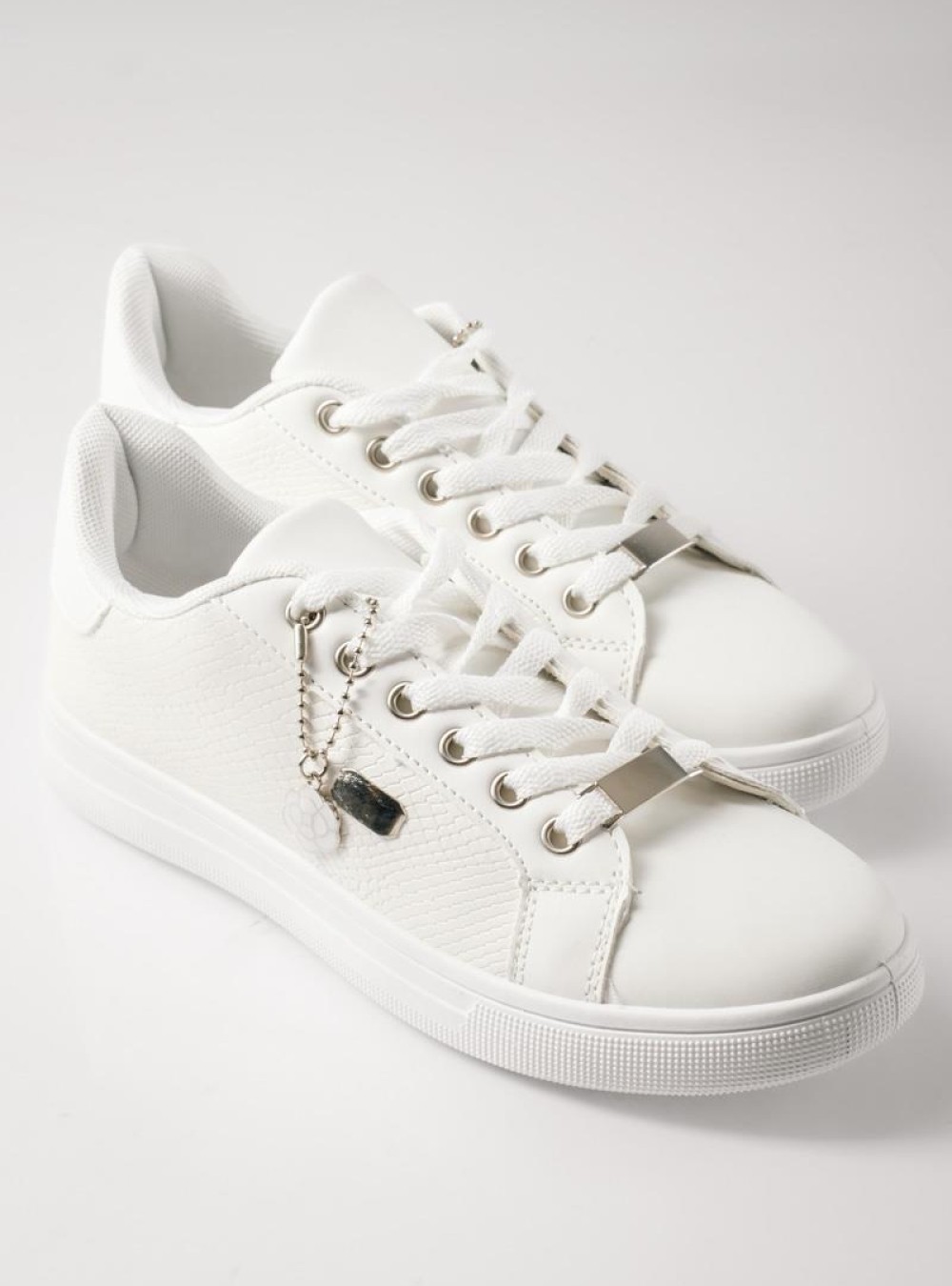 Flat sneakers τύπου tennis με κροκό υφή ΑΣΠΡΟ