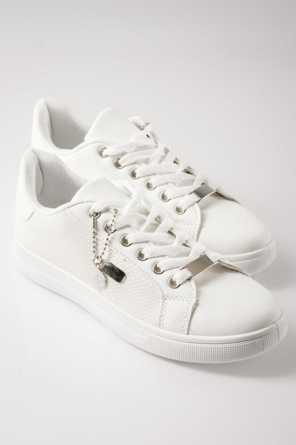 Flat sneakers τύπου tennis με κροκό υφή ΑΣΠΡΟ
