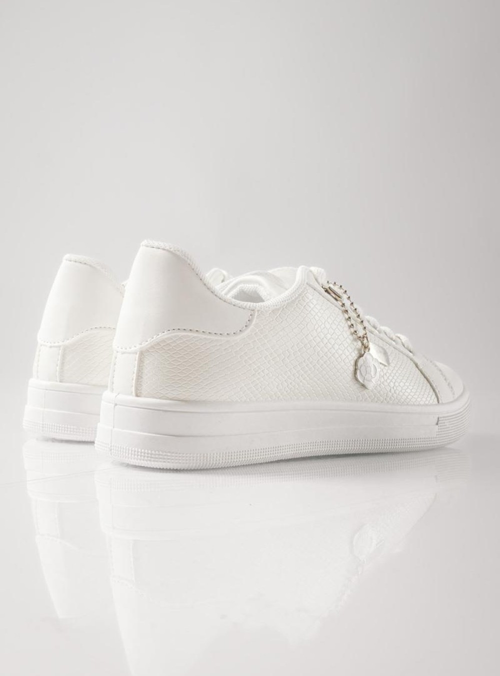 Flat sneakers τύπου tennis με κροκό υφή ΑΣΠΡΟ