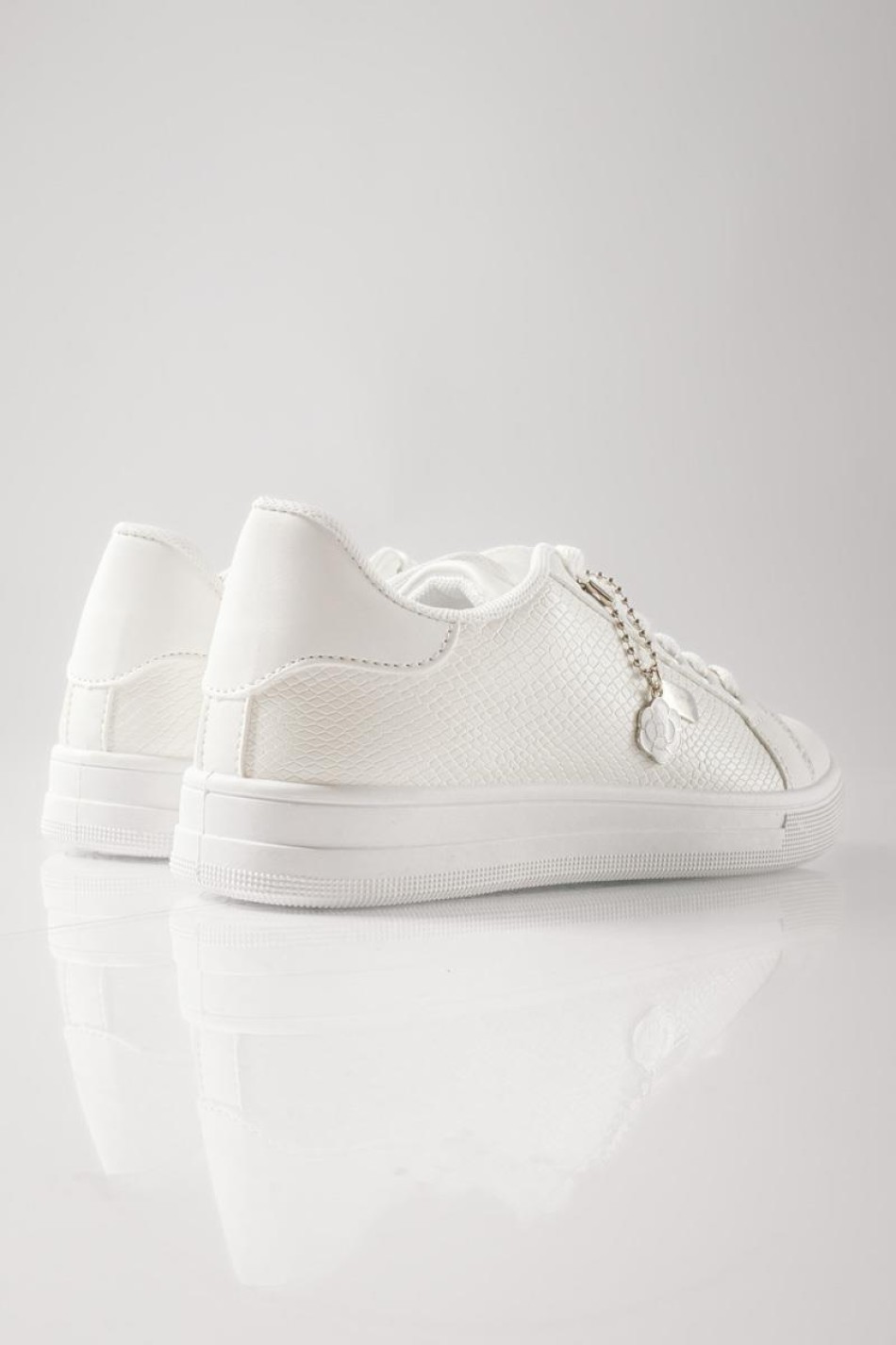 Flat sneakers τύπου tennis με κροκό υφή ΑΣΠΡΟ