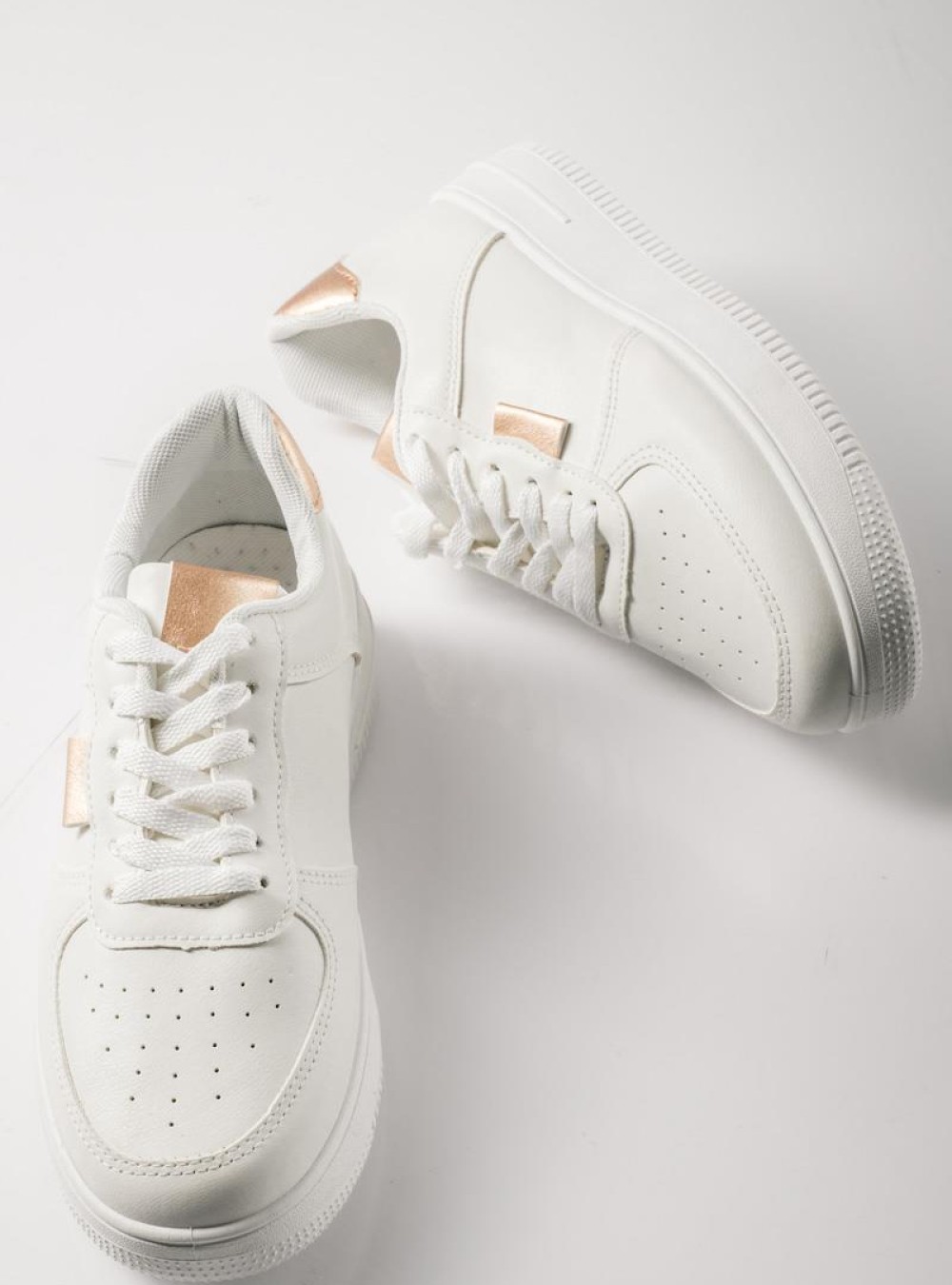 Δίσολα sneakers με εξωτερικές ραφές και απλό σχέδιο ΑΣΠΡΟ/CHAMPAGNE Δίσολα sneakers με εξωτερικές ραφές και απλό σχέδιο ΑΣΠΡΟ/CHAMPAGNE