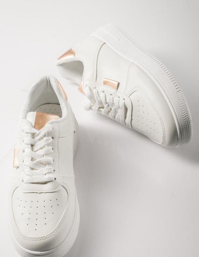 Δίσολα sneakers με εξωτερικές ραφές και απλό σχέδιο ΑΣΠΡΟ/CHAMPAGNE Δίσολα sneakers με εξωτερικές ραφές και απλό σχέδιο ΑΣΠΡΟ/CHAMPAGNE