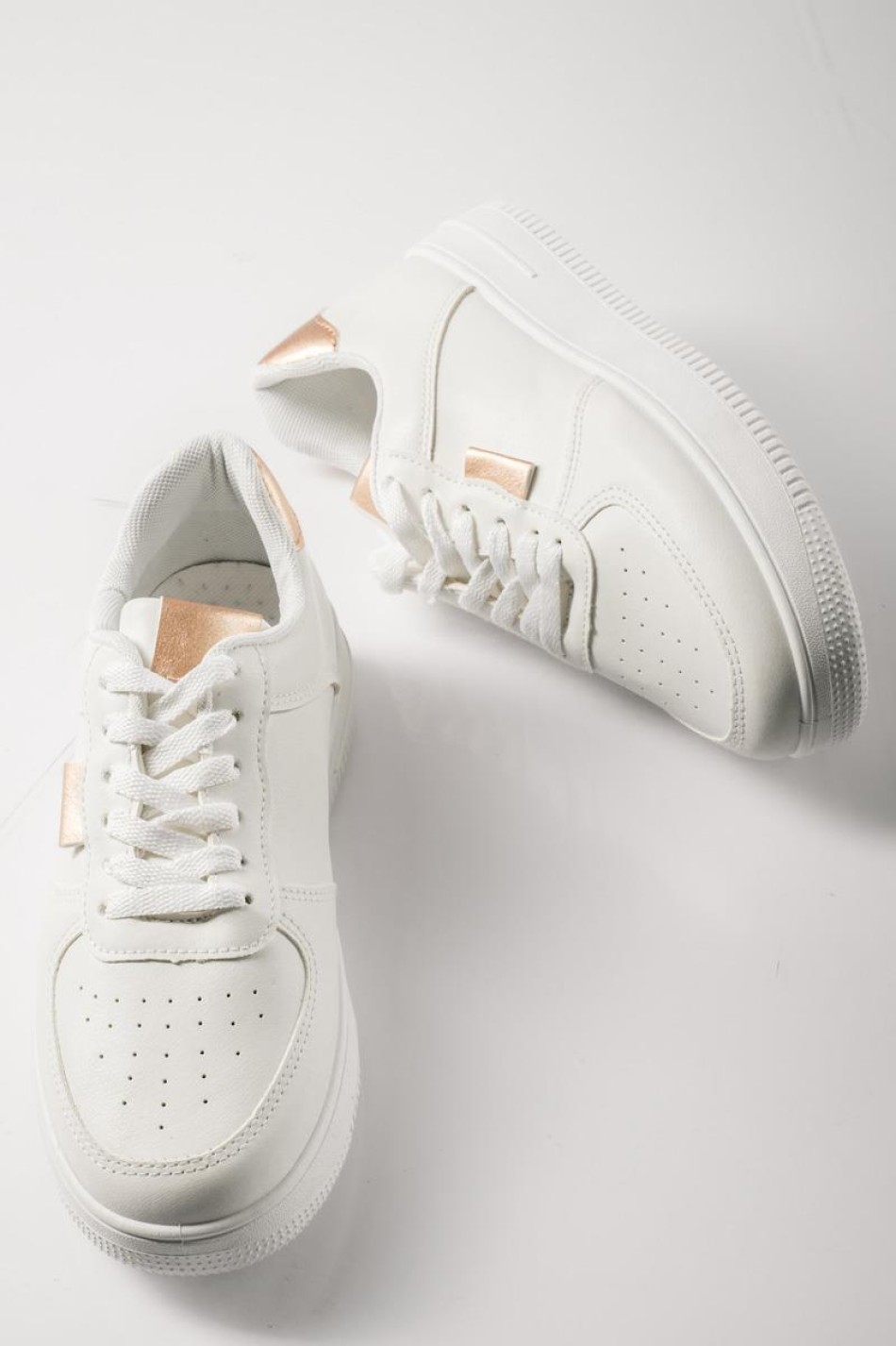 Δίσολα sneakers με εξωτερικές ραφές και απλό σχέδιο ΑΣΠΡΟ/CHAMPAGNE