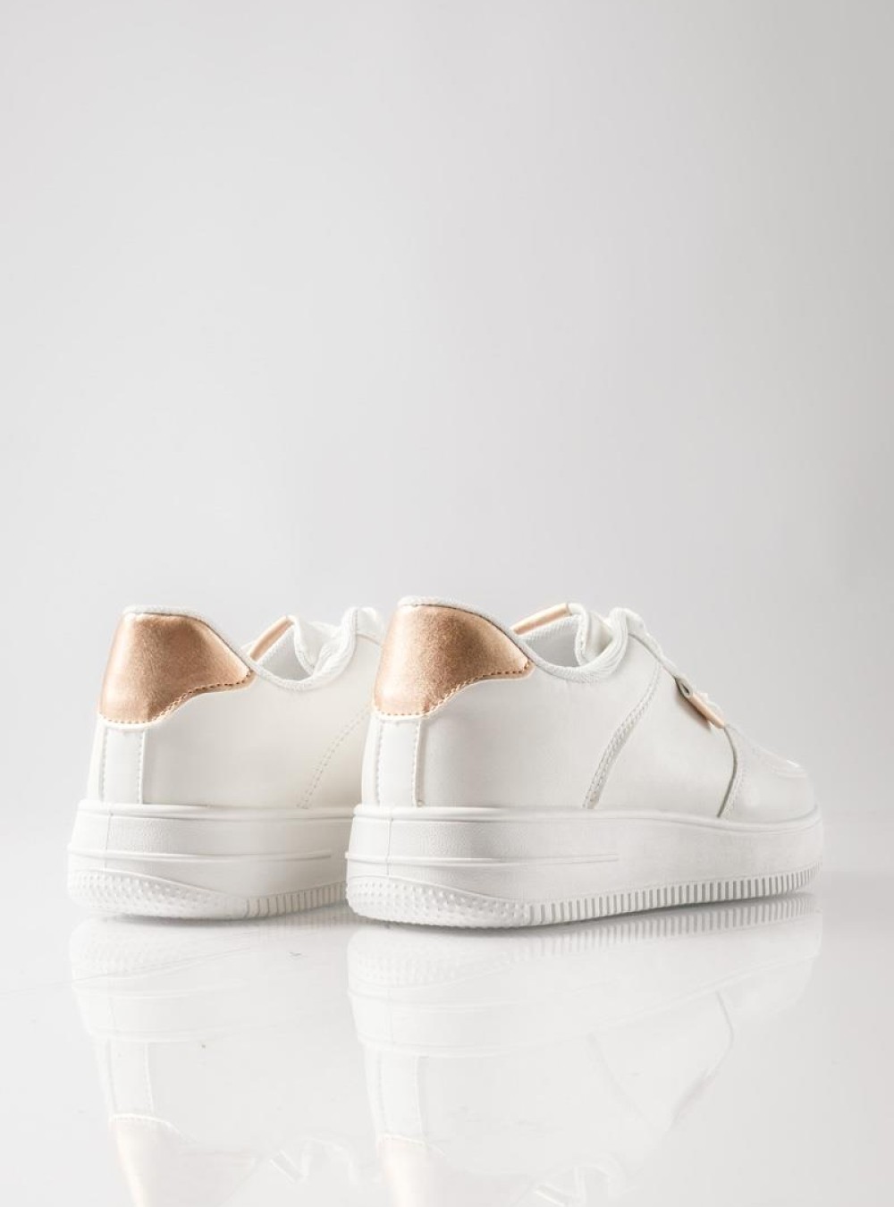 Δίσολα sneakers με εξωτερικές ραφές και απλό σχέδιο ΑΣΠΡΟ/CHAMPAGNE Δίσολα sneakers με εξωτερικές ραφές και απλό σχέδιο ΑΣΠΡΟ/CHAMPAGNE