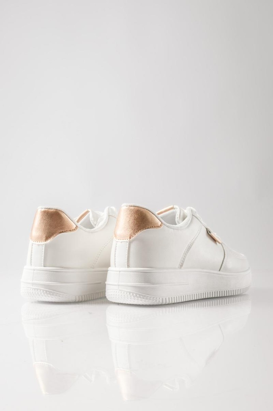 Δίσολα sneakers με εξωτερικές ραφές και απλό σχέδιο ΑΣΠΡΟ/CHAMPAGNE