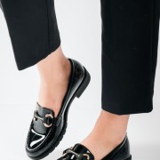 Flat λουστρίνι loafers με διακοσμητική αγκράφα ΜΑΥΡΟ
