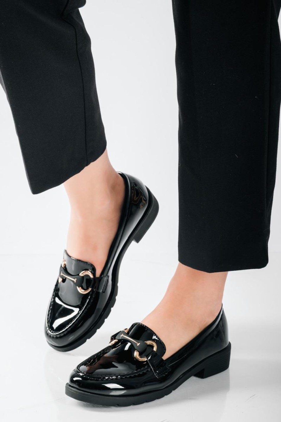 Flat λουστρίνι loafers με διακοσμητική αγκράφα ΜΑΥΡΟ