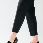 Flat λουστρίνι loafers με διακοσμητική αγκράφα ΜΑΥΡΟ