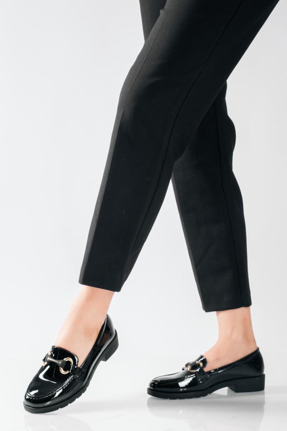 Flat λουστρίνι loafers με διακοσμητική αγκράφα ΜΑΥΡΟ
