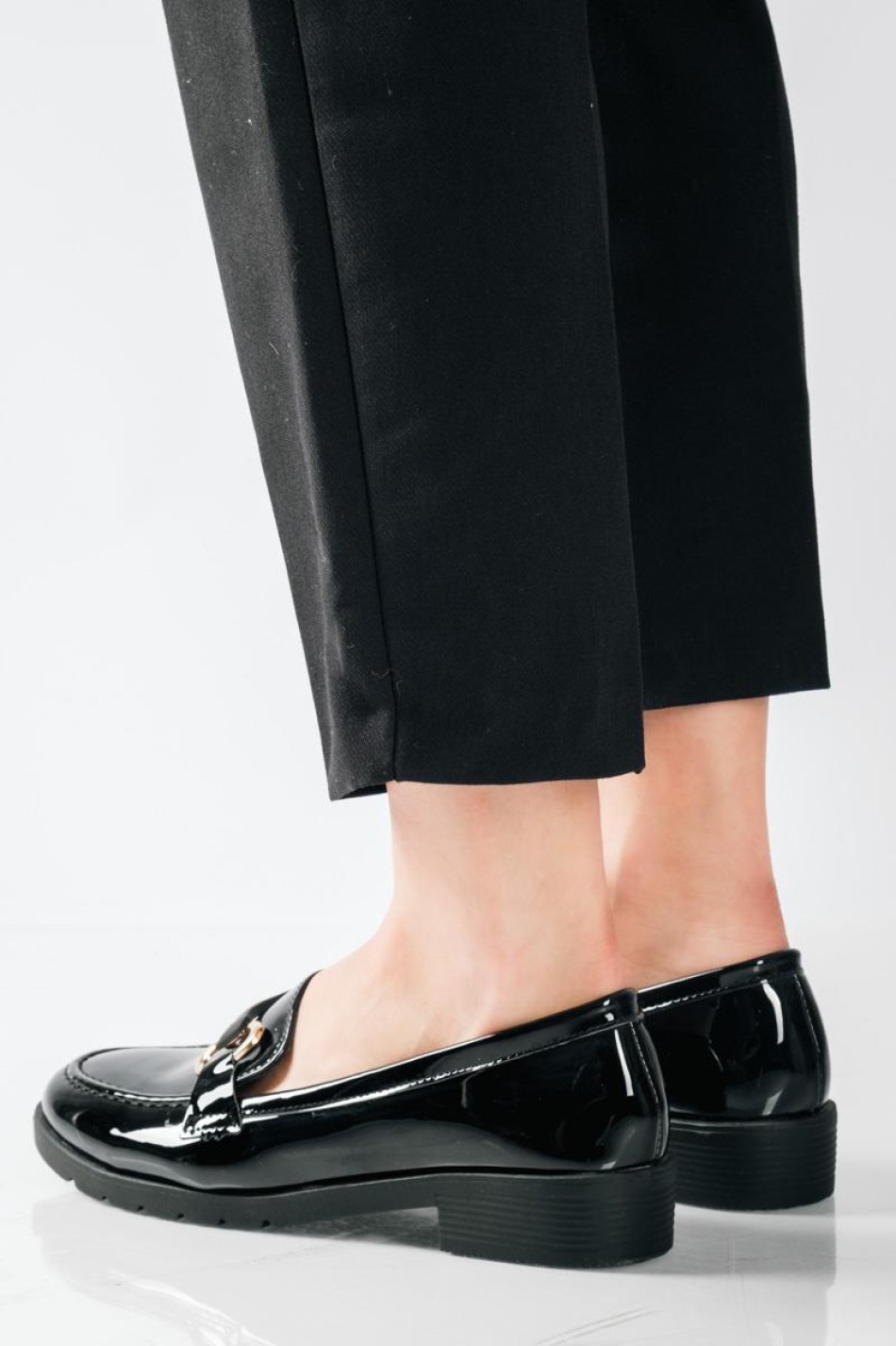 Flat λουστρίνι loafers με διακοσμητική αγκράφα ΜΑΥΡΟ
