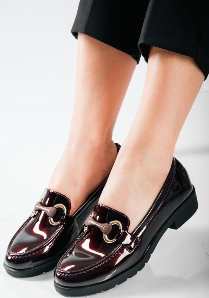 Flat λουστρίνι loafers με διακοσμητική αγκράφα ΜΠΟΡΝΤΩ