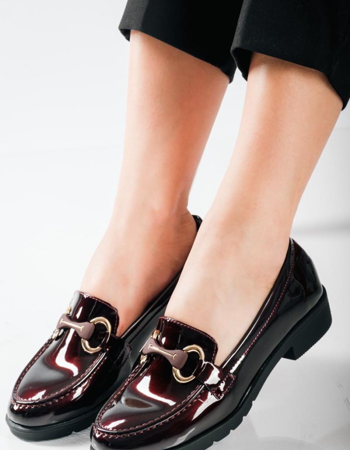 Flat λουστρίνι loafers με διακοσμητική αγκράφα ΜΠΟΡΝΤΩ