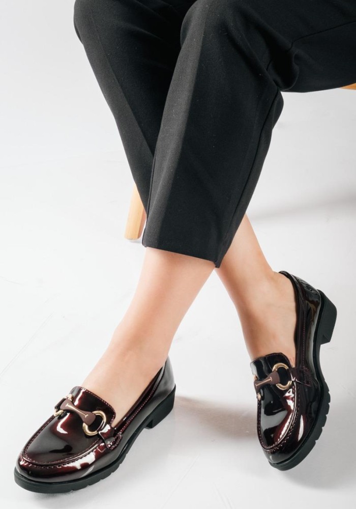 Flat λουστρίνι loafers με διακοσμητική αγκράφα ΜΠΟΡΝΤΩ