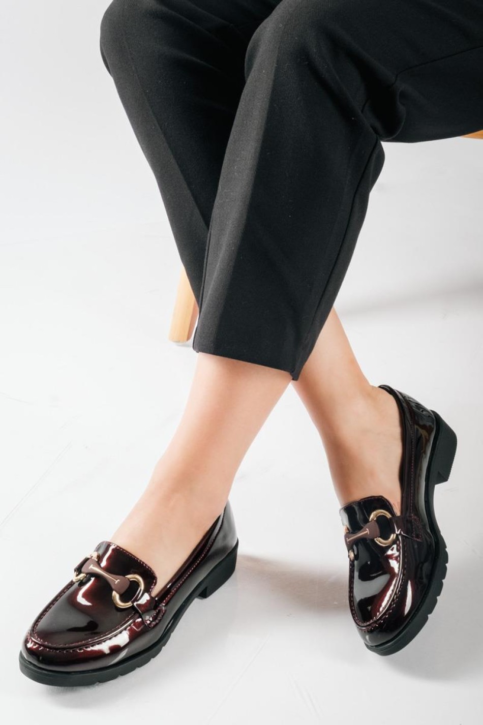 Flat λουστρίνι loafers με διακοσμητική αγκράφα ΜΠΟΡΝΤΩ