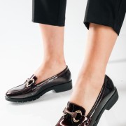Flat λουστρίνι loafers με διακοσμητική αγκράφα ΜΠΟΡΝΤΩ
