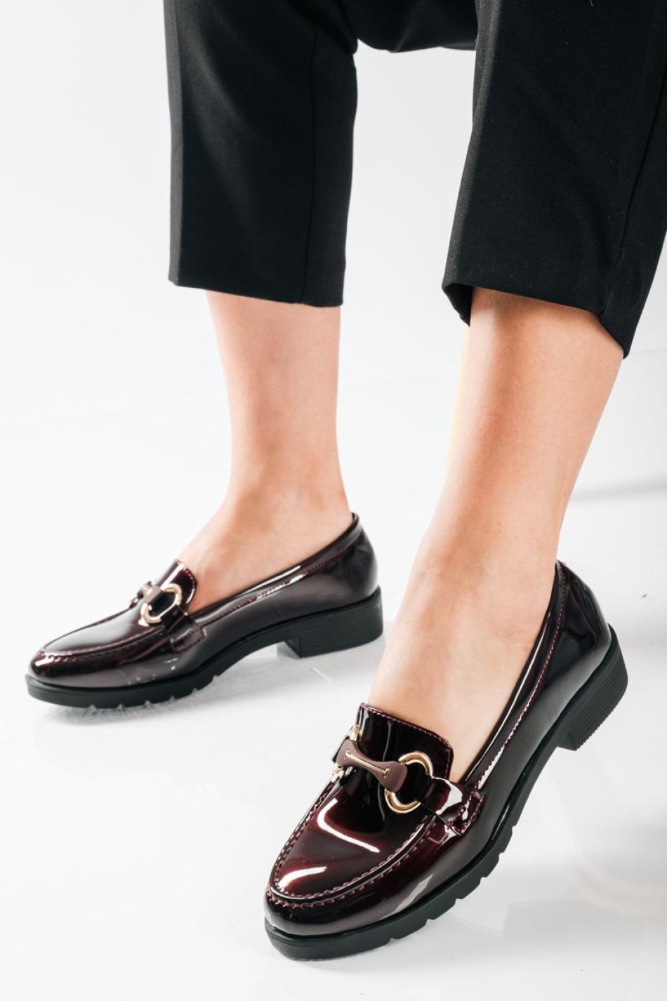 Flat λουστρίνι loafers με διακοσμητική αγκράφα ΜΠΟΡΝΤΩ