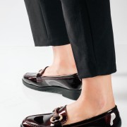 Flat λουστρίνι loafers με διακοσμητική αγκράφα ΜΠΟΡΝΤΩ