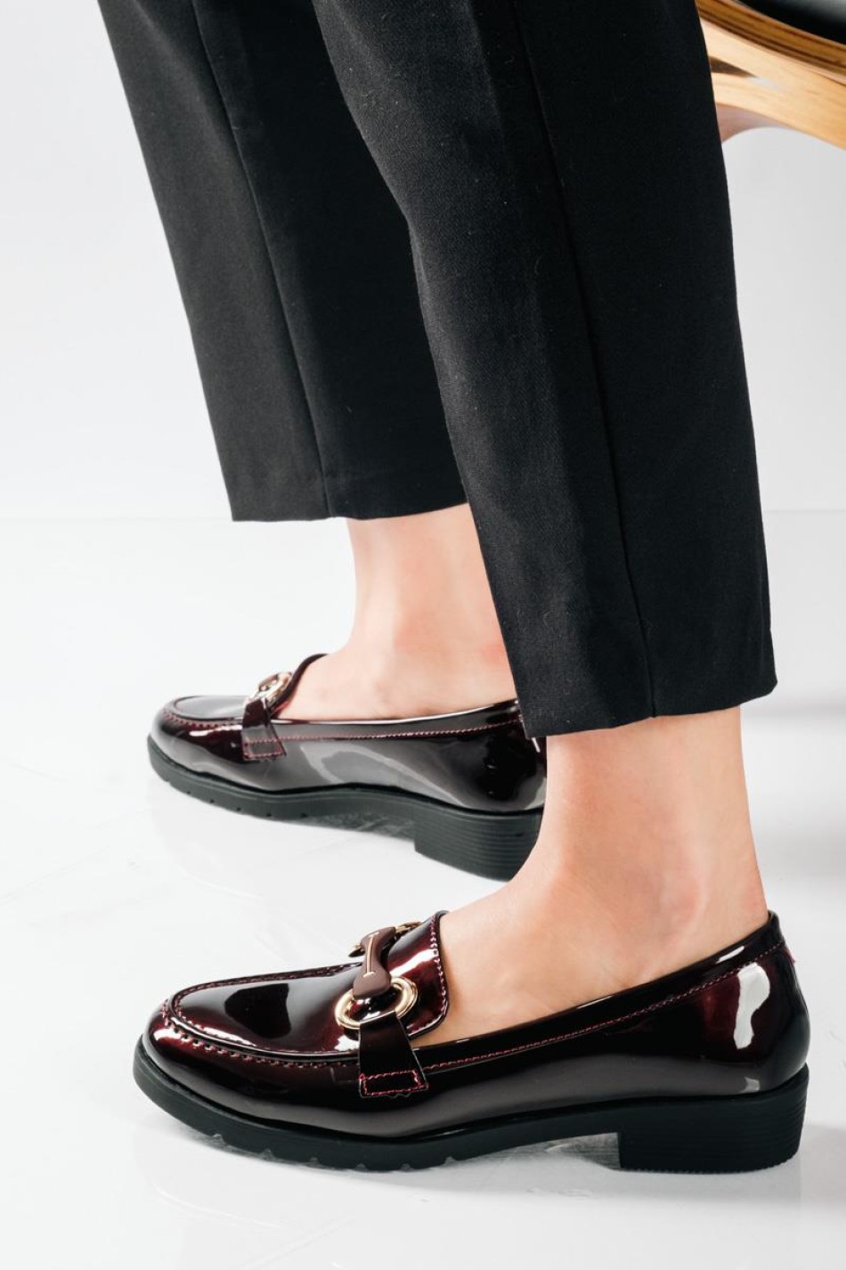 Flat λουστρίνι loafers με διακοσμητική αγκράφα ΜΠΟΡΝΤΩ