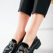 Λουστρίνι loafers με chunky τρακτερωτή σόλα και εντυπωσιακή αγκράφα ΜΑΥΡΟ