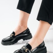Λουστρίνι loafers με chunky τρακτερωτή σόλα και εντυπωσιακή αγκράφα ΜΑΥΡΟ