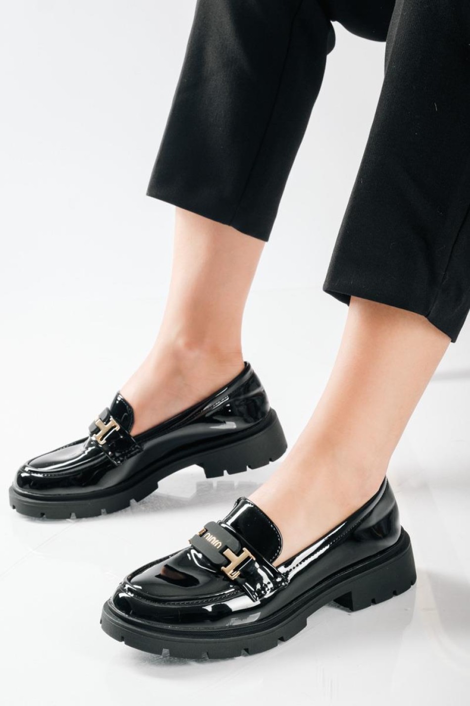 Λουστρίνι loafers με chunky τρακτερωτή σόλα και εντυπωσιακή αγκράφα ΜΑΥΡΟ
