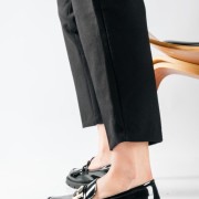 Λουστρίνι loafers με chunky τρακτερωτή σόλα και εντυπωσιακή αγκράφα ΜΑΥΡΟ