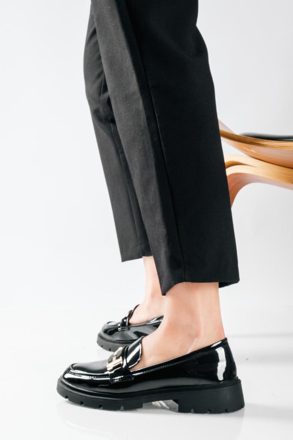Λουστρίνι loafers με chunky τρακτερωτή σόλα και εντυπωσιακή αγκράφα ΜΑΥΡΟ