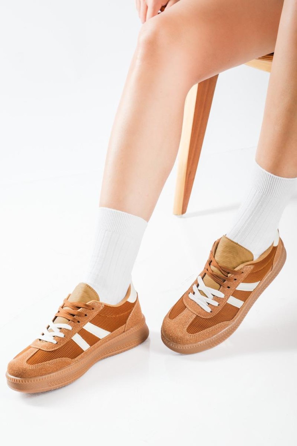 Casual Sneakers με μοντέρνο ρετρό look και σουέτ λεπτομέρειες ΚΑΦΕ