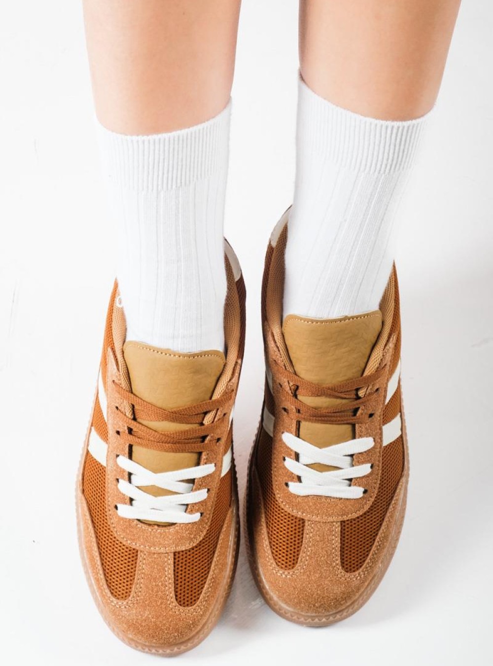 Casual Sneakers με μοντέρνο ρετρό look και σουέτ λεπτομέρειες ΚΑΦΕ Casual Sneakers με μοντέρνο ρετρό look και σουέτ λεπτομέρειες ΚΑΦΕ