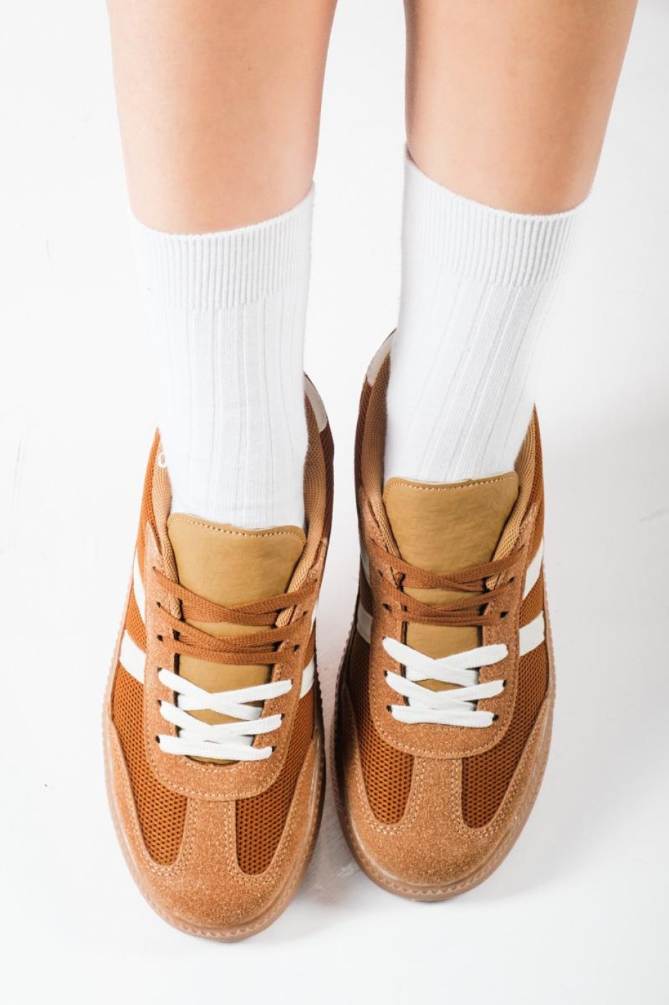Casual Sneakers με μοντέρνο ρετρό look και σουέτ λεπτομέρειες ΚΑΦΕ