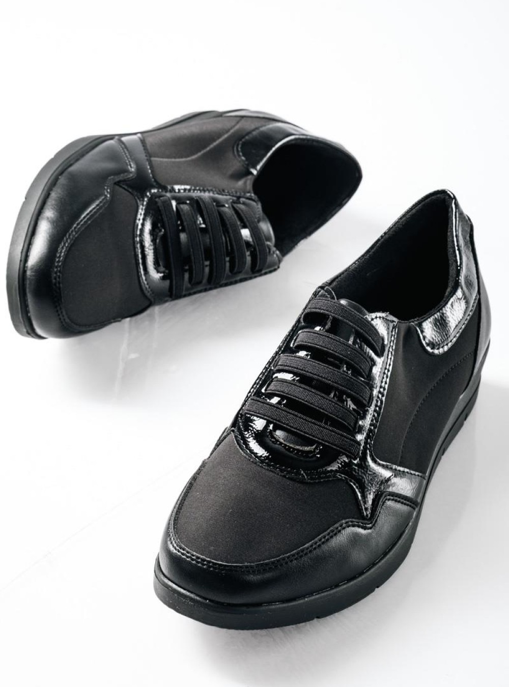 Casual sneakers με ελαστικά κορδόνια και γυαλιστερή λεπτομέρεια ΜΑΥΡΟ Casual sneakers με ελαστικά κορδόνια και γυαλιστερή λεπτομέρεια ΜΑΥΡΟ