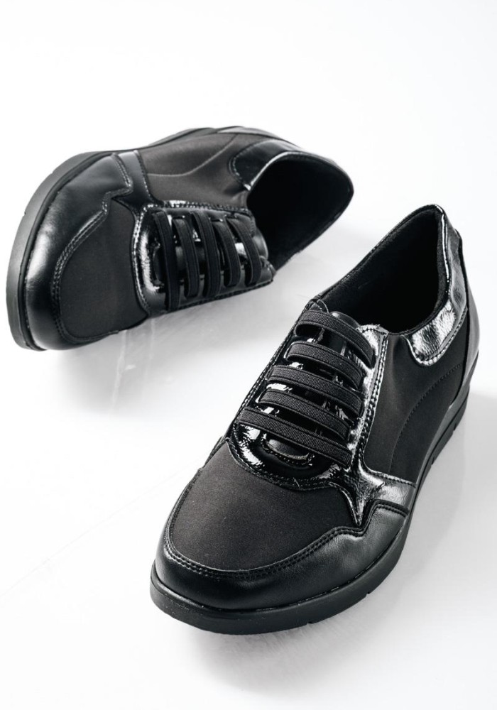 Casual sneakers με ελαστικά κορδόνια και γυαλιστερή λεπτομέρεια ΜΑΥΡΟ