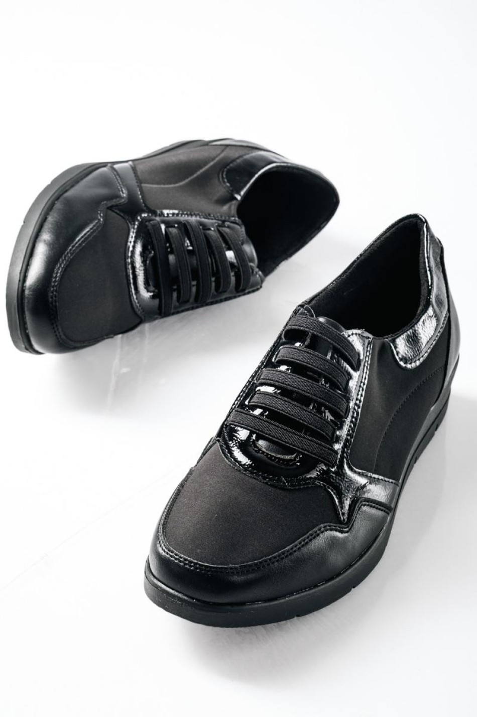 Casual sneakers με ελαστικά κορδόνια και γυαλιστερή λεπτομέρεια ΜΑΥΡΟ