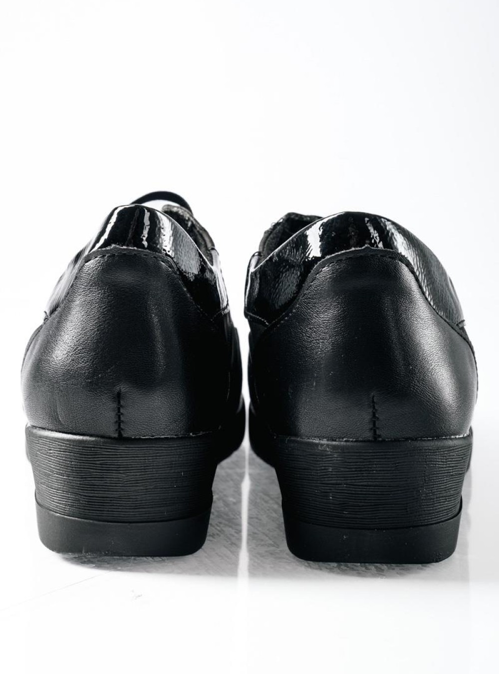 Casual sneakers με ελαστικά κορδόνια και γυαλιστερή λεπτομέρεια ΜΑΥΡΟ Casual sneakers με ελαστικά κορδόνια και γυαλιστερή λεπτομέρεια ΜΑΥΡΟ