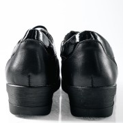 Casual sneakers με ελαστικά κορδόνια και γυαλιστερή λεπτομέρεια ΜΑΥΡΟ