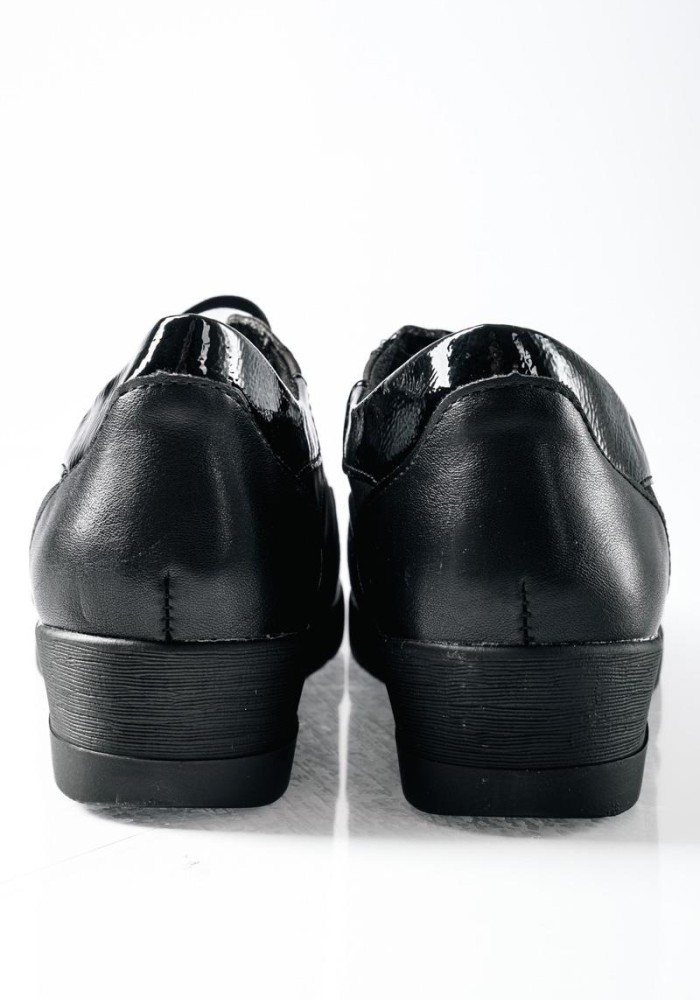 Casual sneakers με ελαστικά κορδόνια και γυαλιστερή λεπτομέρεια ΜΑΥΡΟ