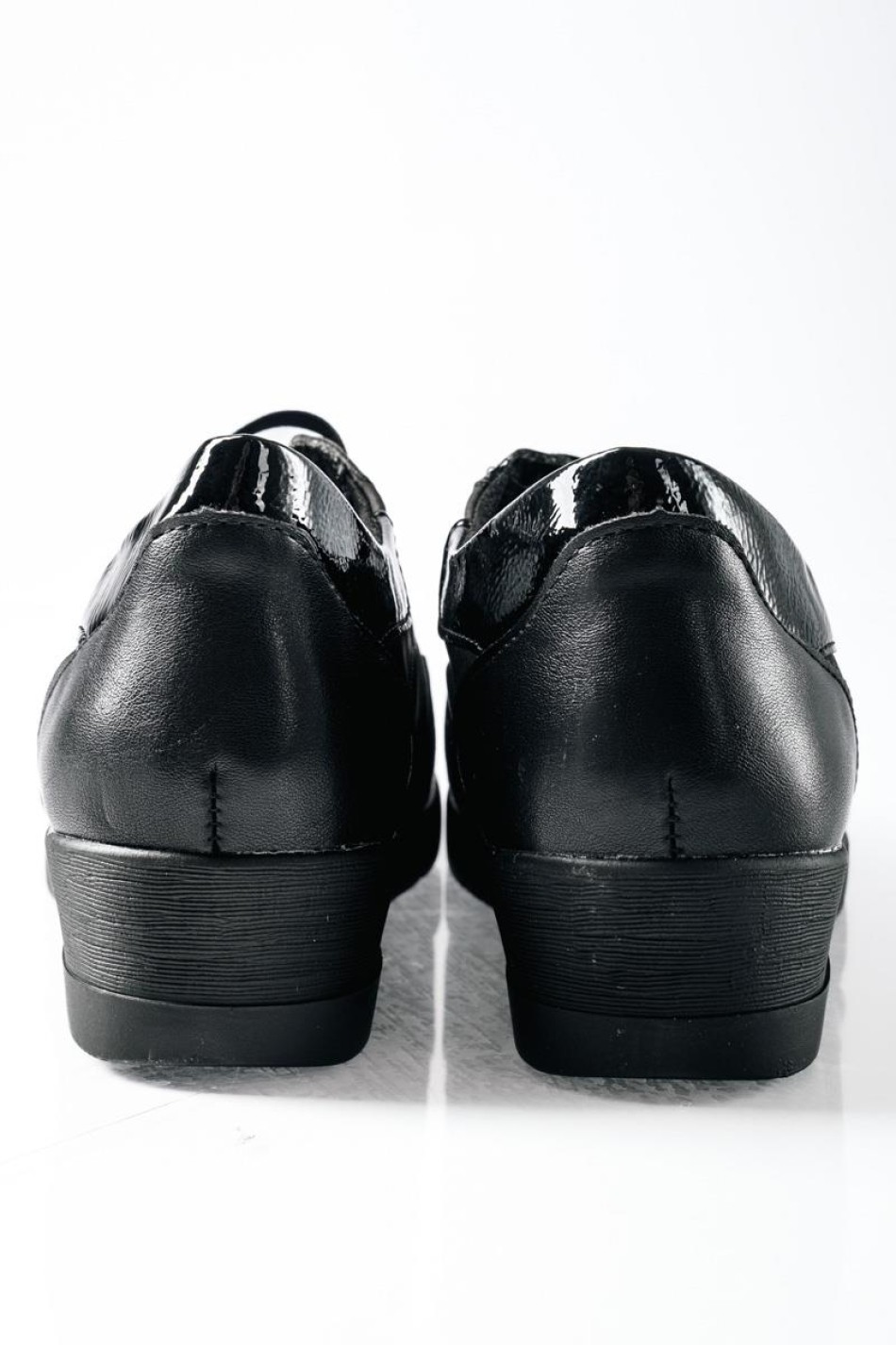 Casual sneakers με ελαστικά κορδόνια και γυαλιστερή λεπτομέρεια ΜΑΥΡΟ