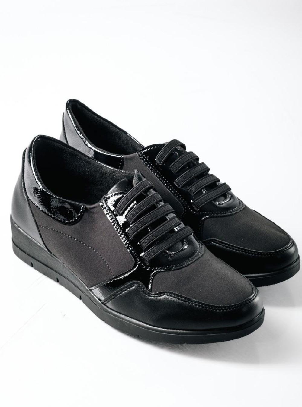 Casual sneakers με ελαστικά κορδόνια και γυαλιστερή λεπτομέρεια ΜΑΥΡΟ Casual sneakers με ελαστικά κορδόνια και γυαλιστερή λεπτομέρεια ΜΑΥΡΟ