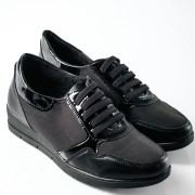 Casual sneakers με ελαστικά κορδόνια και γυαλιστερή λεπτομέρεια ΜΑΥΡΟ