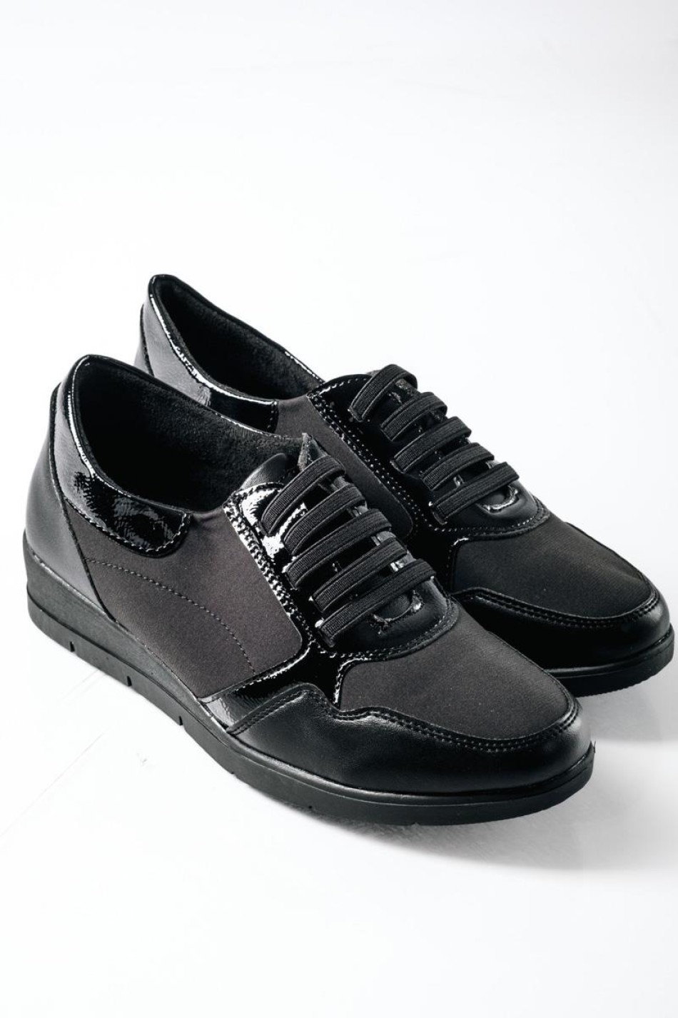 Casual sneakers με ελαστικά κορδόνια και γυαλιστερή λεπτομέρεια ΜΑΥΡΟ