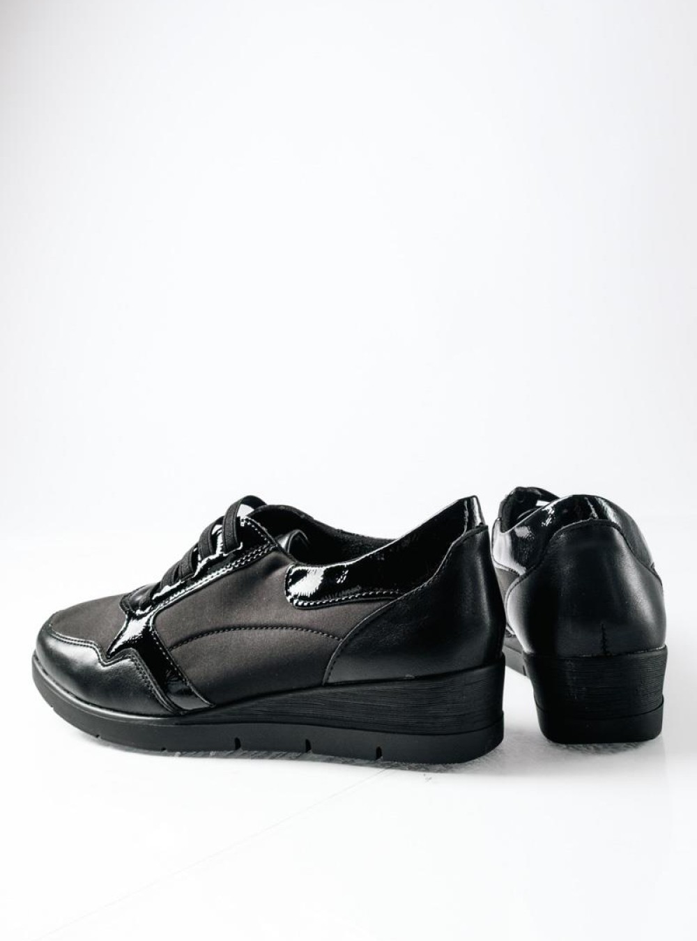 Casual sneakers με ελαστικά κορδόνια και γυαλιστερή λεπτομέρεια ΜΑΥΡΟ Casual sneakers με ελαστικά κορδόνια και γυαλιστερή λεπτομέρεια ΜΑΥΡΟ