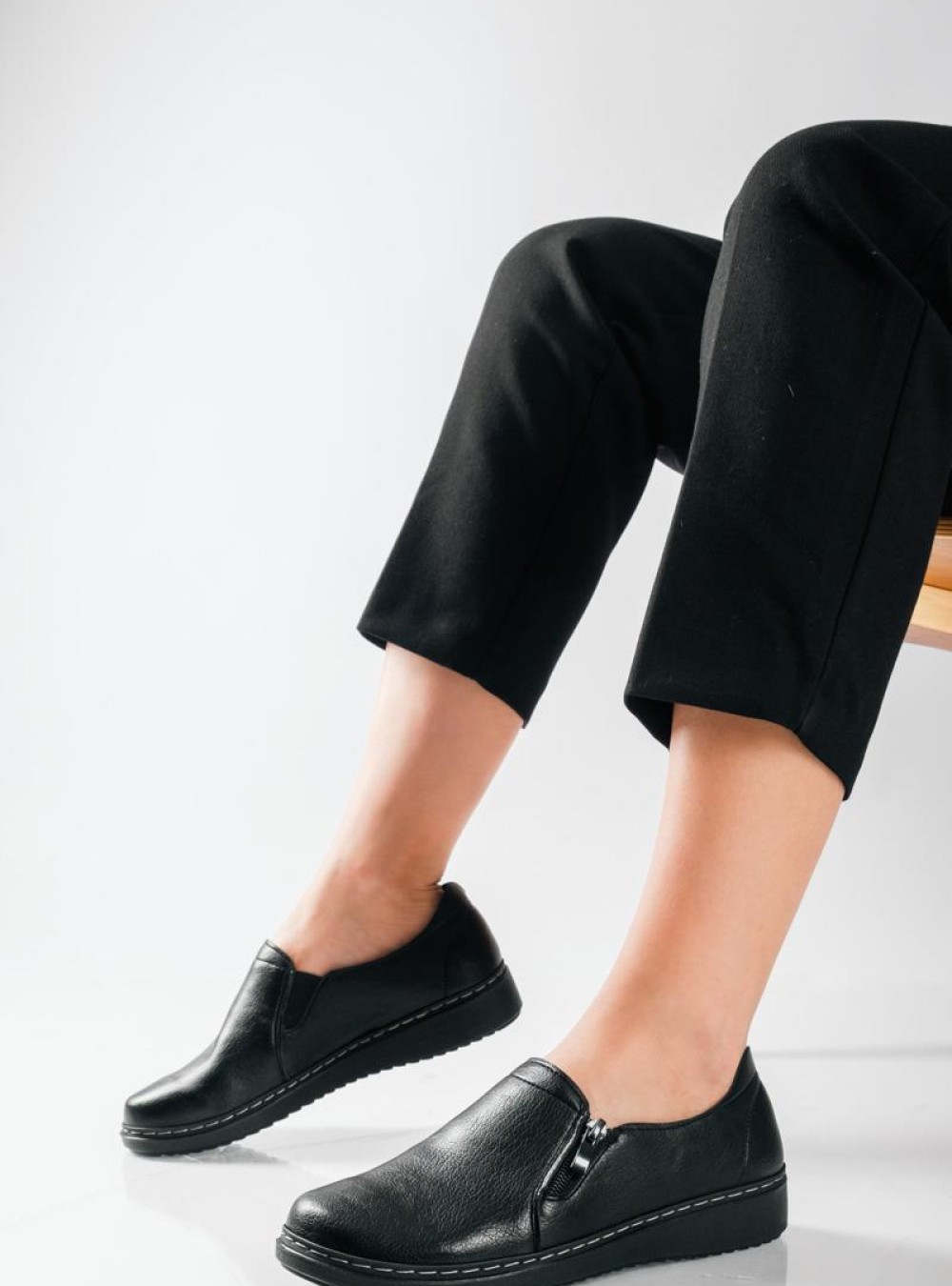 Slip-On γυναικεία ανατομικά παπούτσια με πλαϊνό φερμουάρ ΜΑΥΡΟ