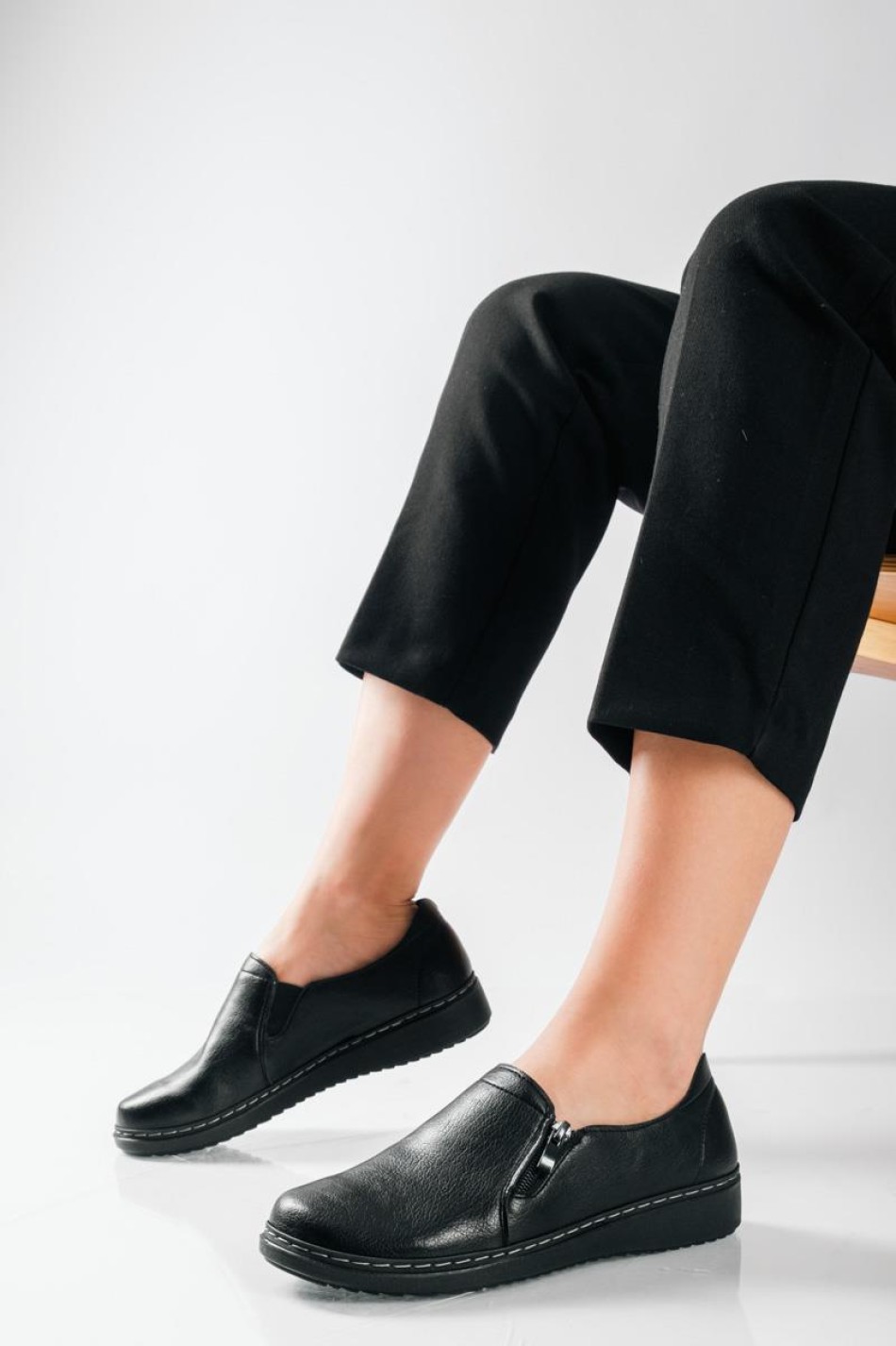 Slip-On γυναικεία ανατομικά παπούτσια με πλαϊνό φερμουάρ ΜΑΥΡΟ Slip-On γυναικεία ανατομικά παπούτσια με πλαϊνό φερμουάρ ΜΑΥΡΟ