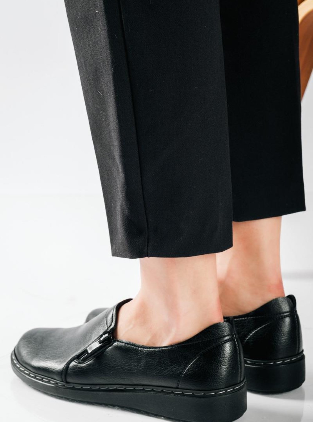 Slip-On γυναικεία ανατομικά παπούτσια με πλαϊνό φερμουάρ ΜΑΥΡΟ