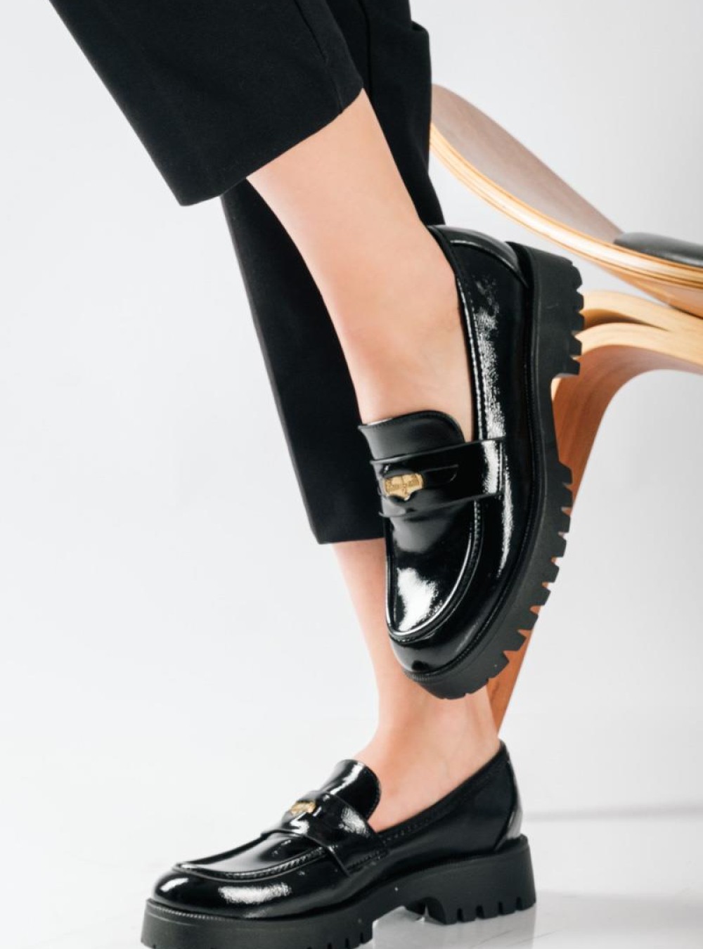 Chunky loafer με λουστρίνι φινίρισμα και διακοσμητιικό φλουρί ΜΑΥΡΟ