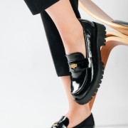 Chunky loafer με λουστρίνι φινίρισμα και διακοσμητιικό φλουρί ΜΑΥΡΟ Chunky loafer με λουστρίνι φινίρισμα και διακοσμητιικό φλουρί ΜΑΥΡΟ
