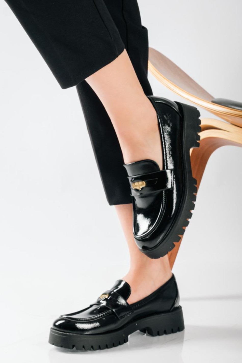 Chunky loafer με λουστρίνι φινίρισμα και διακοσμητιικό φλουρί ΜΑΥΡΟ Chunky loafer με λουστρίνι φινίρισμα και διακοσμητιικό φλουρί ΜΑΥΡΟ